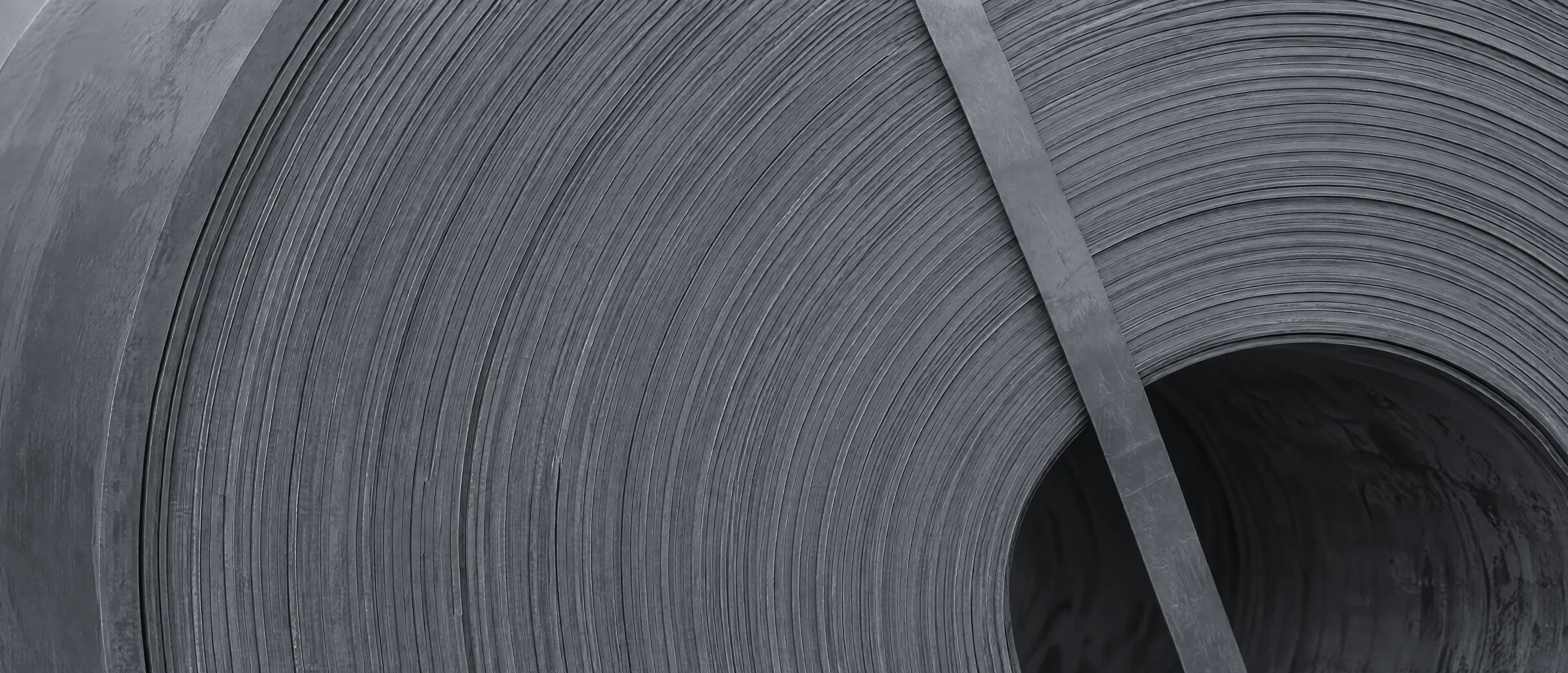 Stirnseite eines Stahlcoils mit dichten Windungen