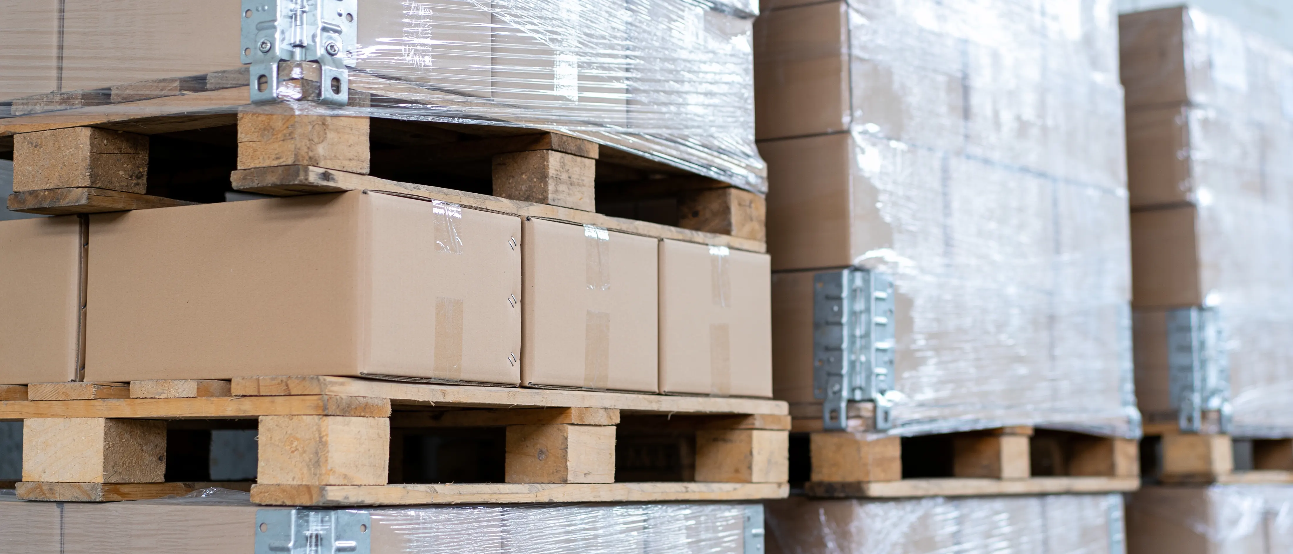 Verpackte Kartons auf Paletten für den Versand