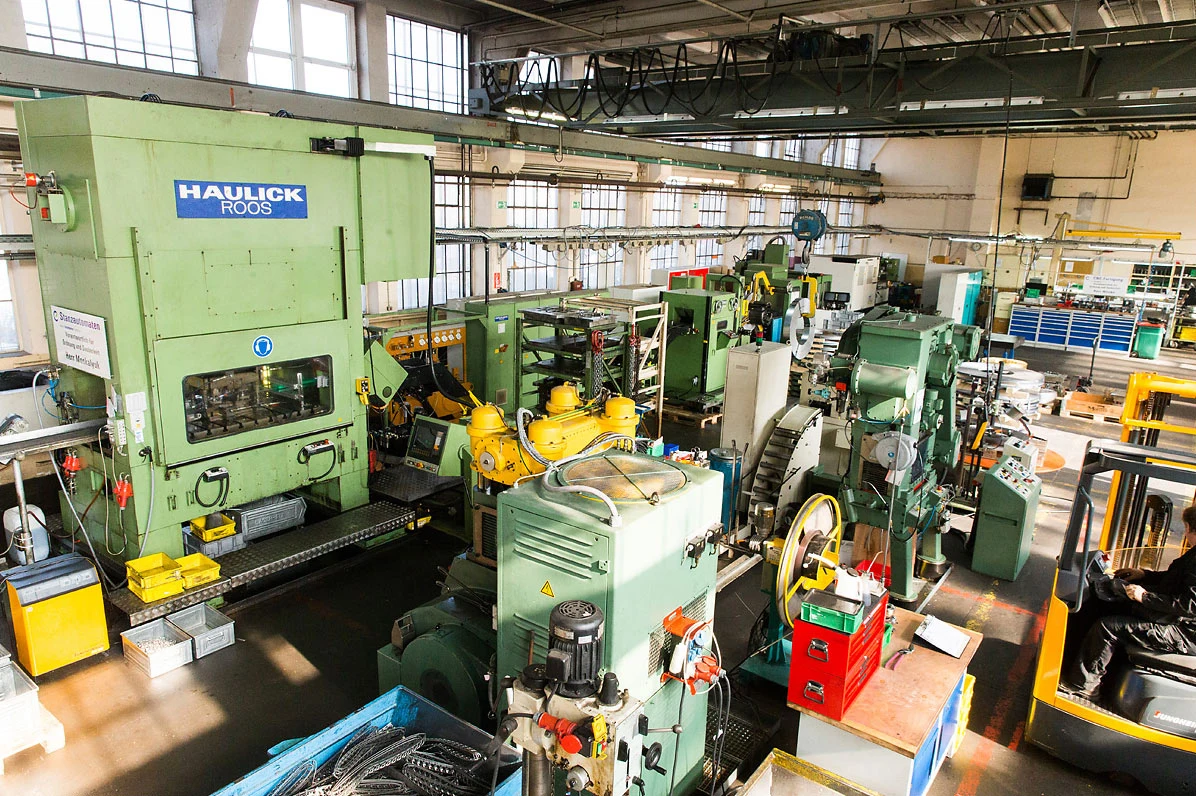 Stanzautomaten von Haulick Roos und Bruderer in der Halle