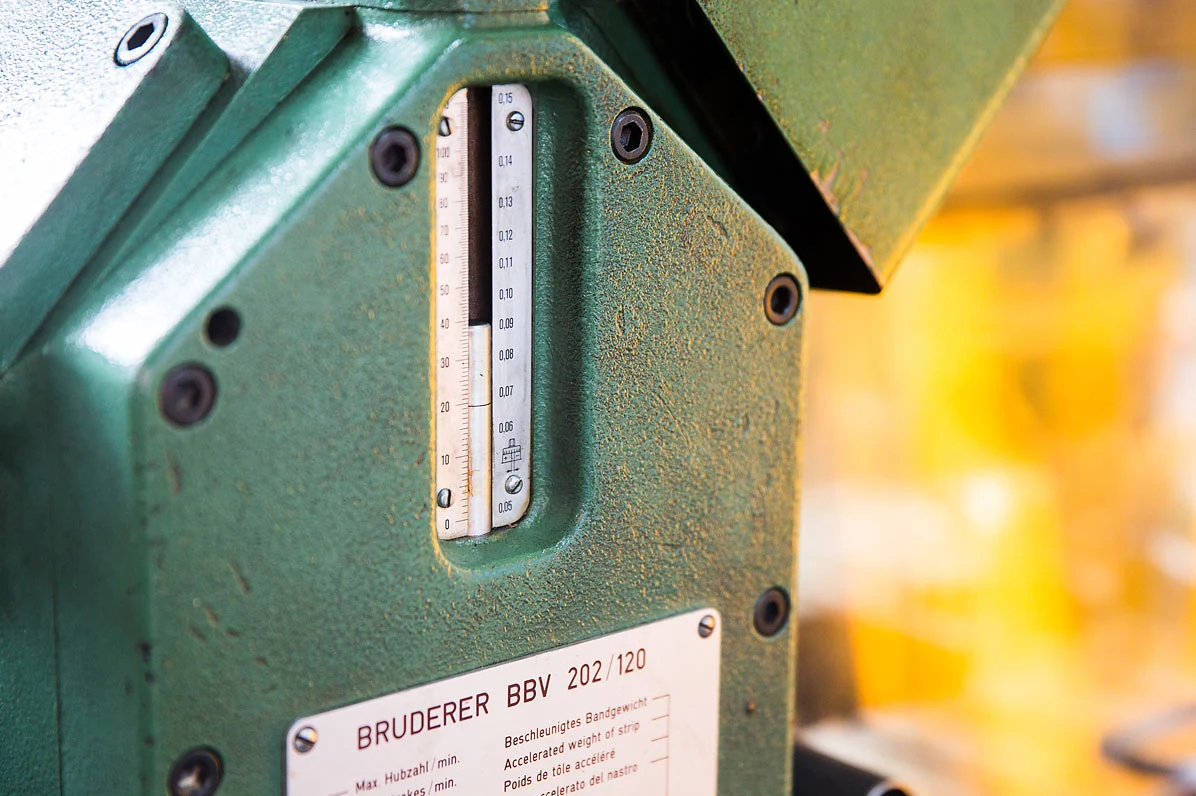 Typenschild und Hubanzeige an einem Bruderer Stanzautomaten