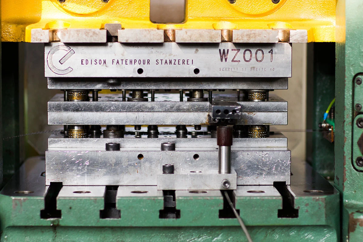 Folgeverbundwerkzeug WZ001 mit Gravur Edison Fatehpour Stanzerei im Stanzautomaten